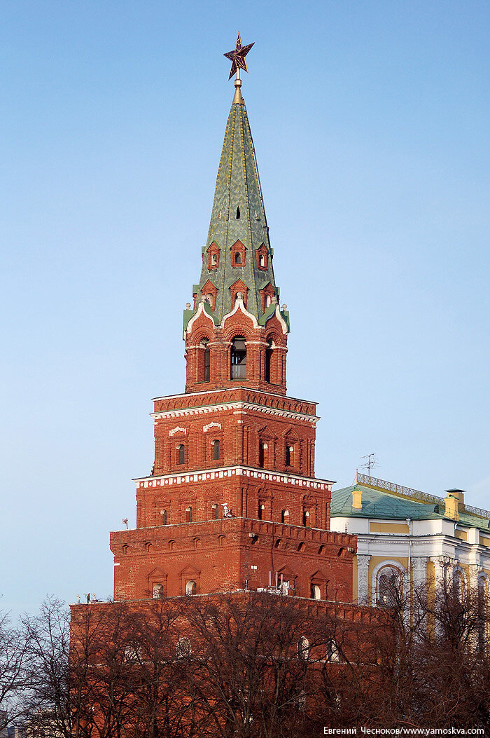 боровицкие ворота московского кремля. какая московская башня самая старая. боровицкая (предтеченская) башня. набатная башня московского кремля. первая безымянная башня московского кремля.
