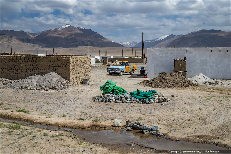 Суровые туалеты, мытье посуды в канаве и отопление навозом: как живется людям в таджикских кишлаках1