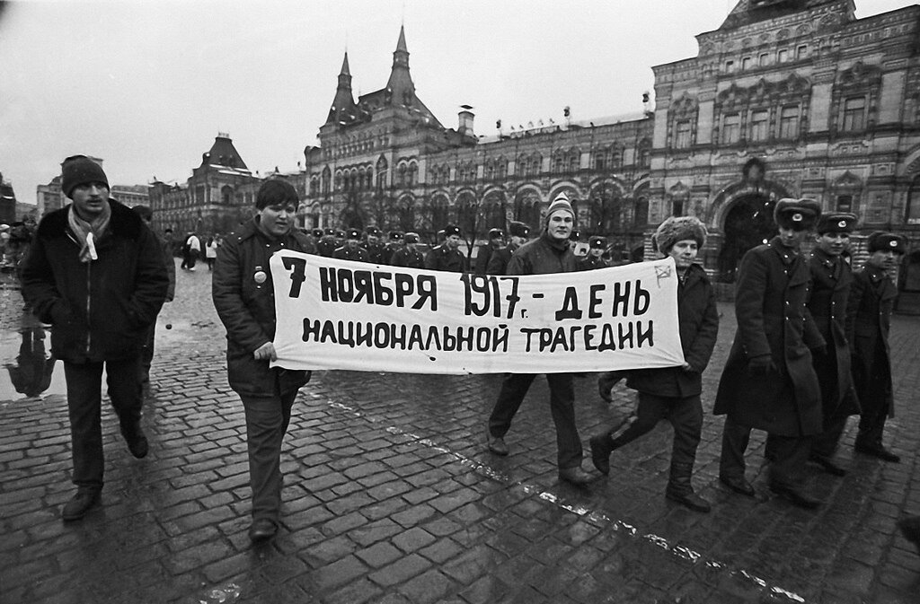 Митинг на Красной площади. Это всё ещё СССР. Фотограф: Игорь Стомахин.