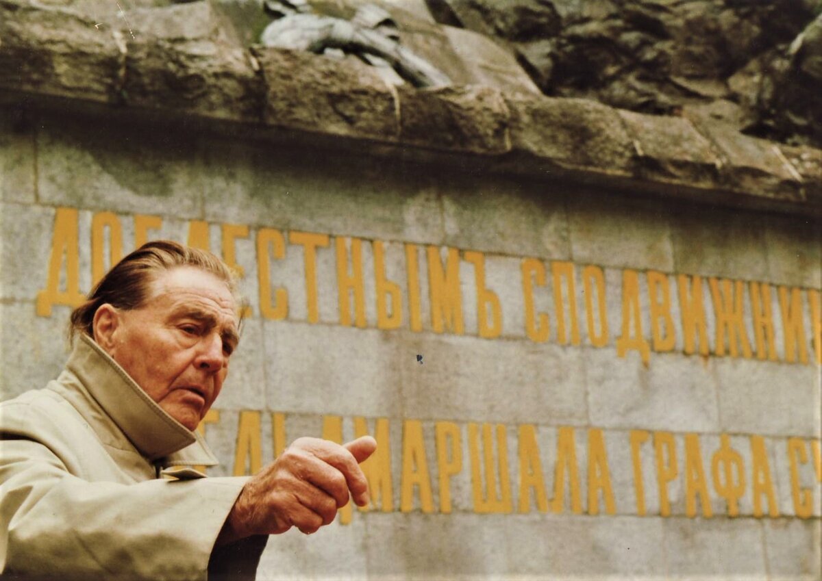 
Барон Фальц-Фейн у памятника суворовским солдатам