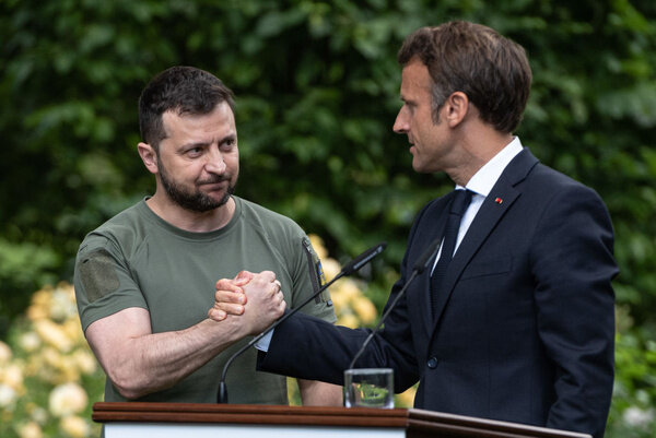 Президент Франции Эмманюэль Макрон и президент Украины Владимир Зеленский. Фото © Getty Images / Alexey Furman