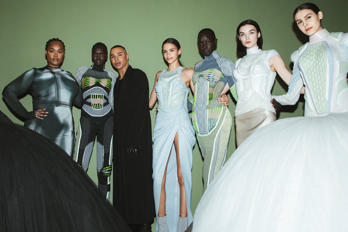    Оливье Рустен c моделями в футуристичных платьях на показе Balmain осень-зима 2022/23АРХИВЫ ПРЕСС-СЛУЖБ