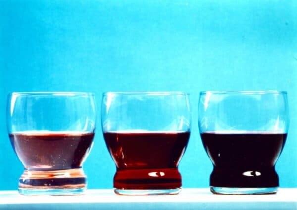 Сосуды с различной концентрацией чая