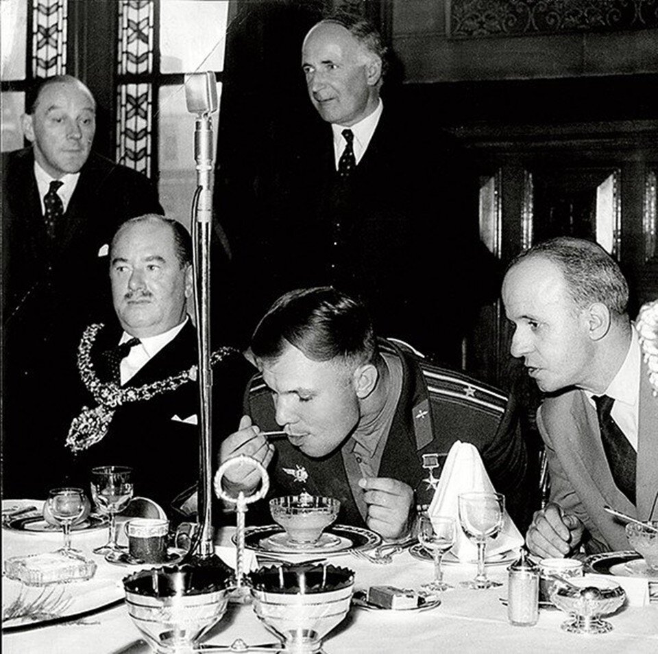     Первый космонавт Земли Юрий Гагарин на обеде, который дала королева в его честь.