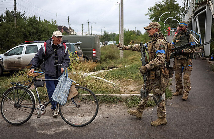    Украинский военный патруль в городе Изюм.Глеб Гаранич/Reuters