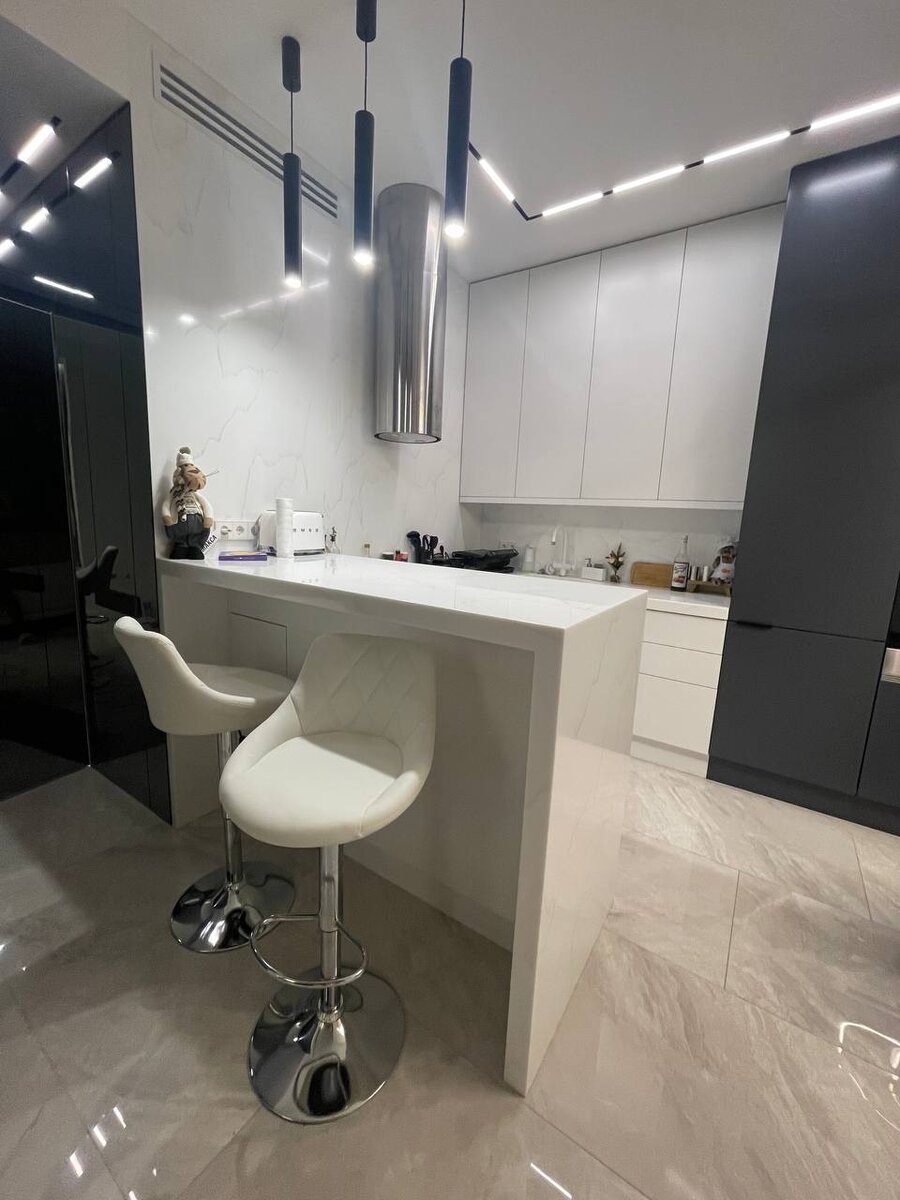 Стеновая панель до потолка, столешница на гарнитур и остров из акрилового камня с отзывом