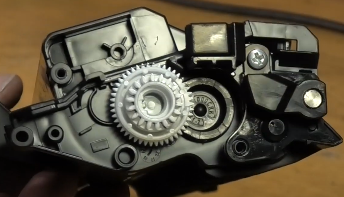 Фото 26. Красным прямоугольником указаны метки на крыше картриджа и метки на шестерне