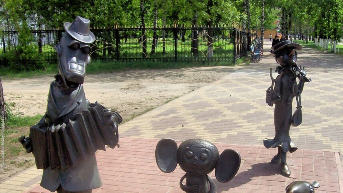 Памятник героям мультфильма "Чебурашка и Крокодил Гена" (Источник фото:  https://yandex.ru/images/)