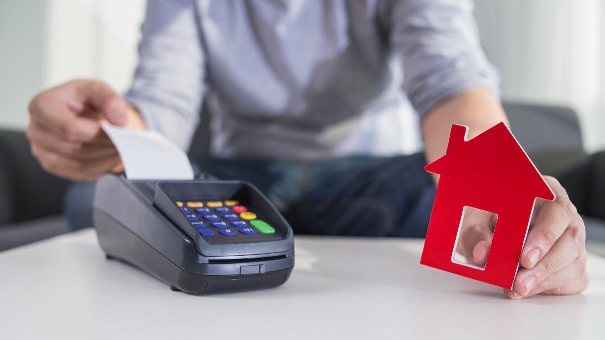    Мужчина держит чек и картонный дом:freepik.com / whatwolf