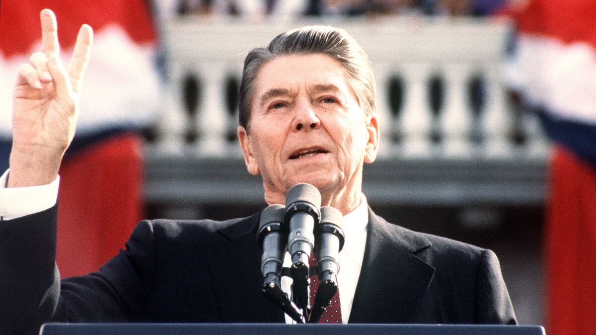 Американский государственный и политический деятель, 33-й губернатор штата Калифорния и 40-й президент Соединённых Штатов Америки. Также известен как киноактёр и радиоведущий, президент Гильдии киноактёров США.