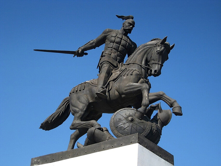 Памятник Святославу в селе Холки, Белгородская область. Скульптор Вячеслав Клыков