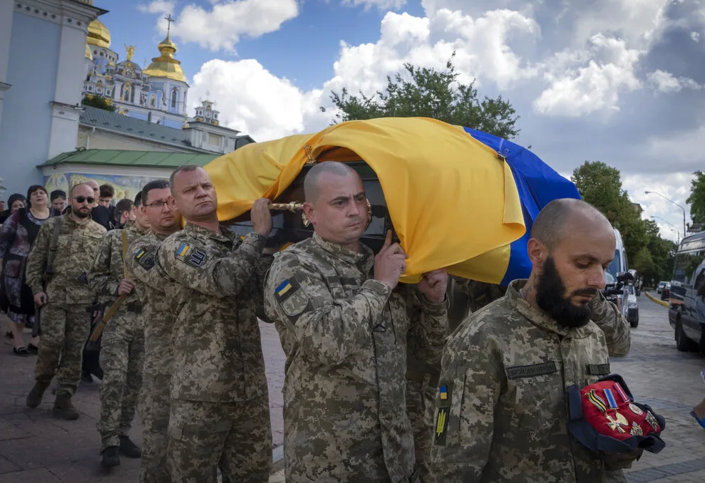 Видео потерь украины. ВСУ Украины 2022. Похороны солдат ВСУ на Украине 2022. Солдаты России на Украине. Солдат с флагом Украины.