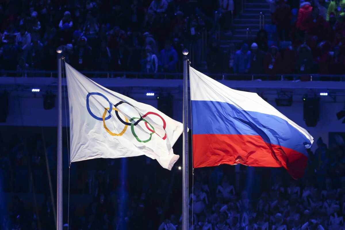 Флаг родной России или белое полотнище с кольцами?
