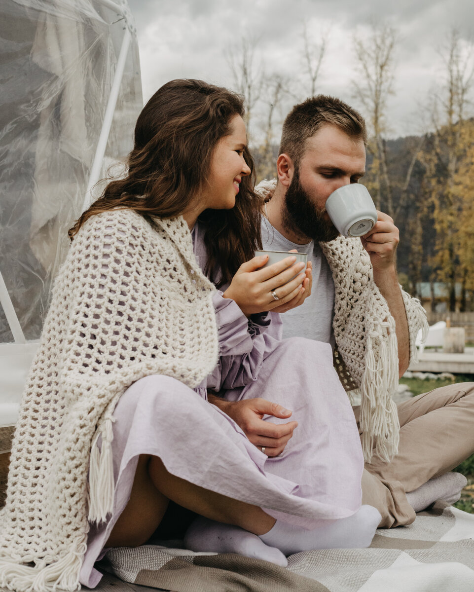 Foto von Dmitriy Ganin: https://www.pexels.com/de-de/foto/kalt-paar-tasse-becher-7537923/