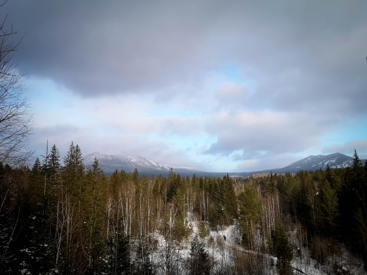 Двуглавая сопка, хребет Большой Таганай, вид со смотровой площадки Тёщин язык на Нижней тропе