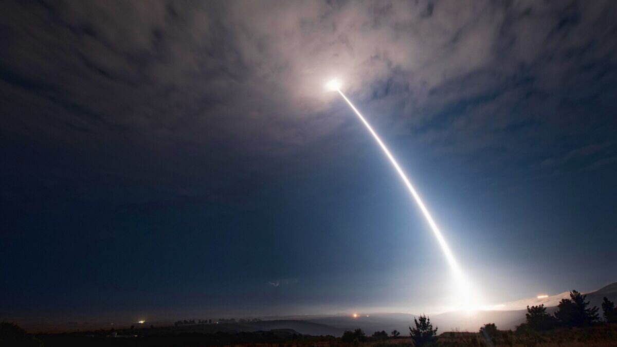    Пуск невооруженной ракеты Minuteman 3 на военной базе ВВС США Ванденберг© AP Photo / Vandenberg Air Force Base / Senior Airman Ian Dudley