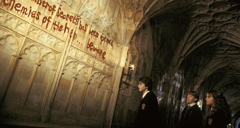  «Гарри Поттер и Тайная комната» – вторая часть фантастической серии фильмов о юном волшебнике Гарри Поттере, основанной на одноименном романе Дж.K. Роулинг.-2