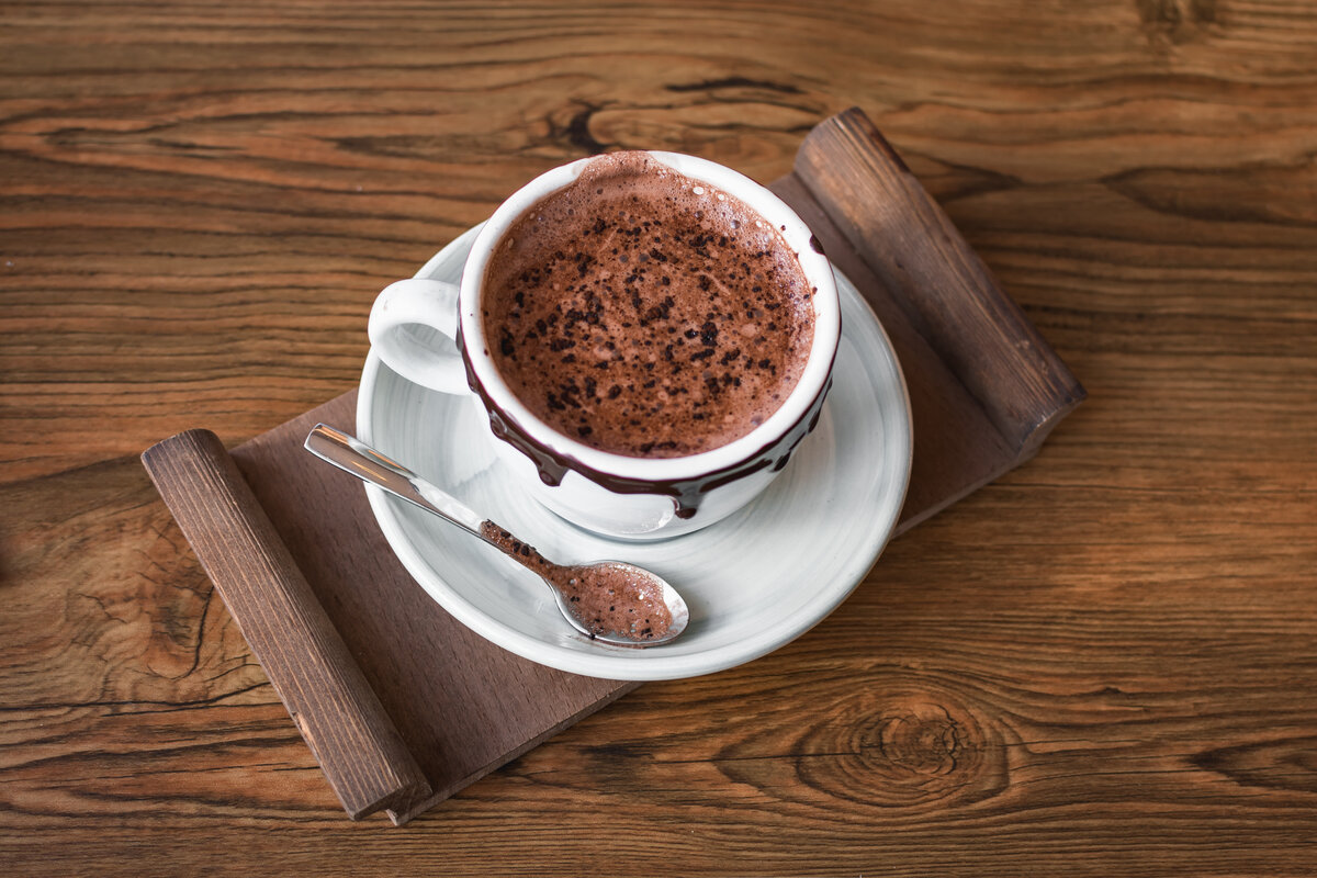 Горячая кружка какао согреет в прохладную погоду и поднимет настроение. Собрали самые оригинальные рецепты приготовления этого напитка, которые придутся по вкусу всей семье. 1. Классический рецепт 2.-9