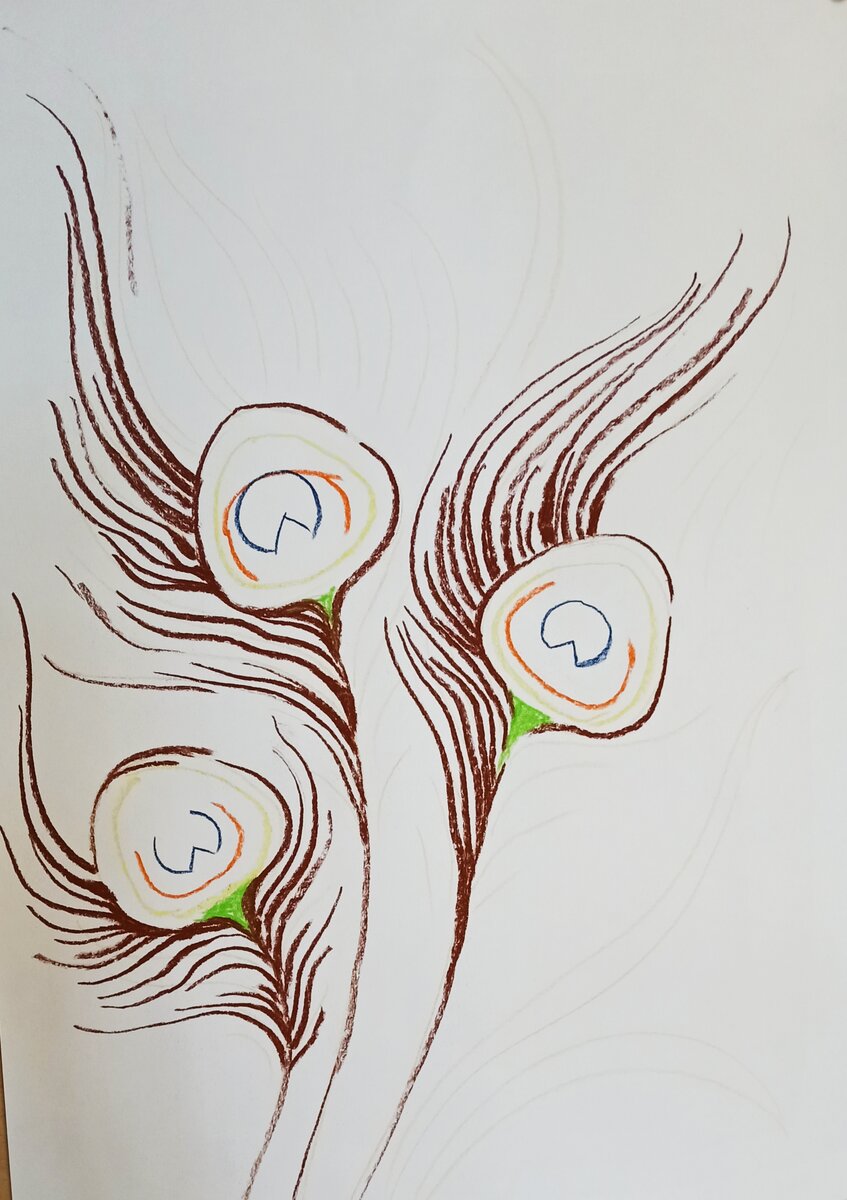 Более темным мелком усиливаем цвет сначала центральный стержень и от него плавные дополнительные отростки.