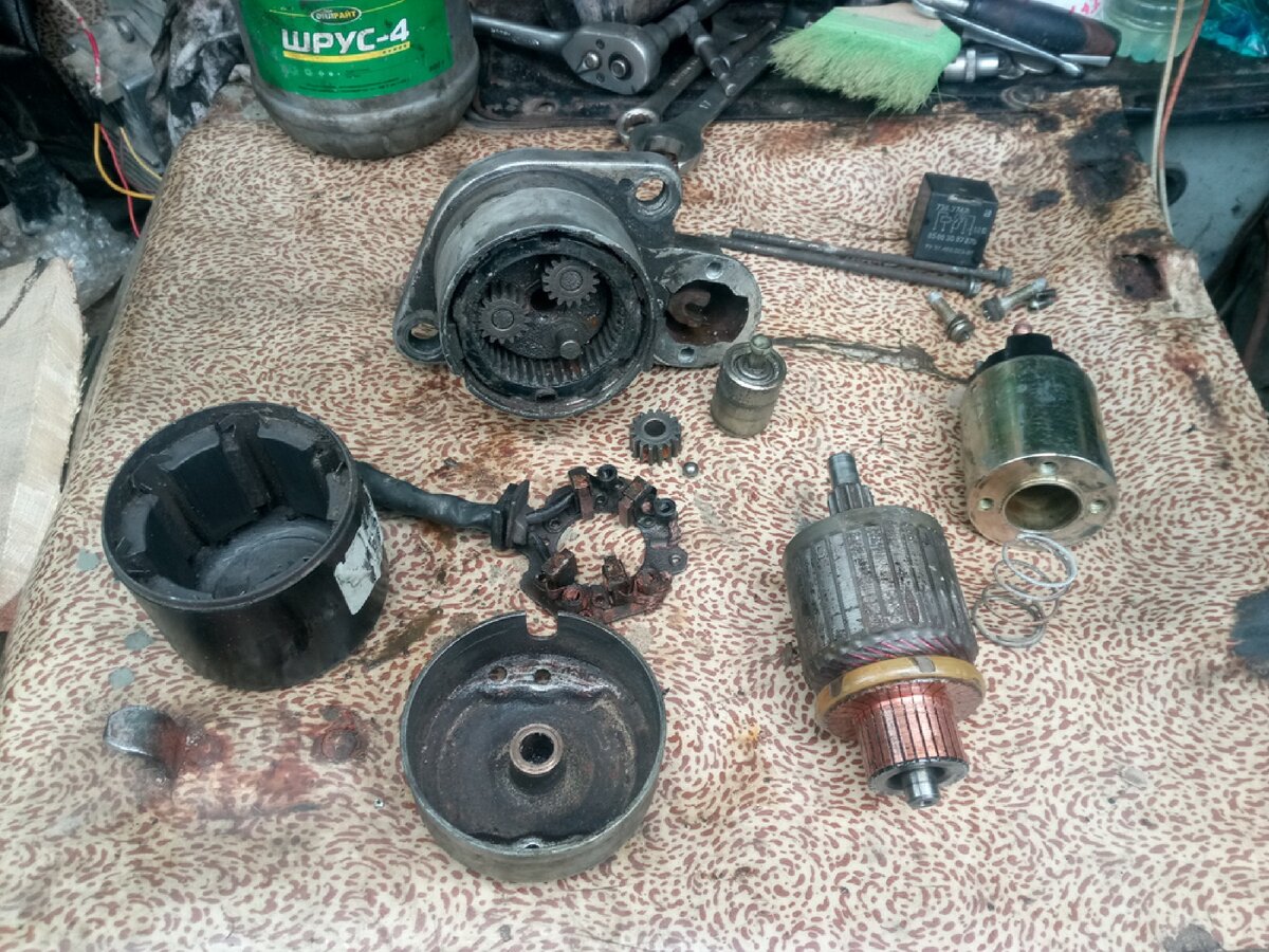 Стартёр редукторный. Поэтому маленький и лёгкий.