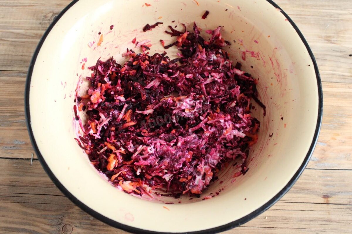 салат из сырой свеклы и моркови. салат свекла морковь. морковь и свекла. сырая свекла морковь. сырая свекла морковь.