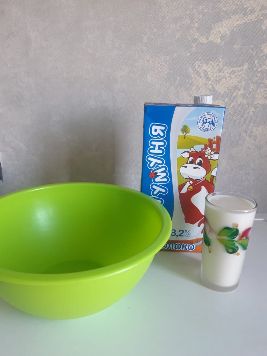 1. Берём глубокую емкость и стакан молока! 