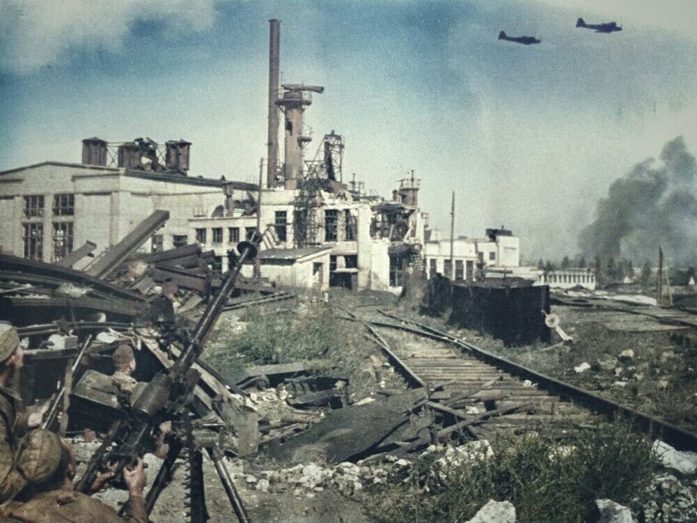 Красноармейцы расчета 12,7-мм зенитного пулемета ДШК наблюдают за полетом пары штурмовиков Ил-2 во время боев в Сталинграде. Район завода «Красный Октябрь». 1942 г. Автор: Эммануил Евзерихин. Фотография использована в качестве иллюстрации.