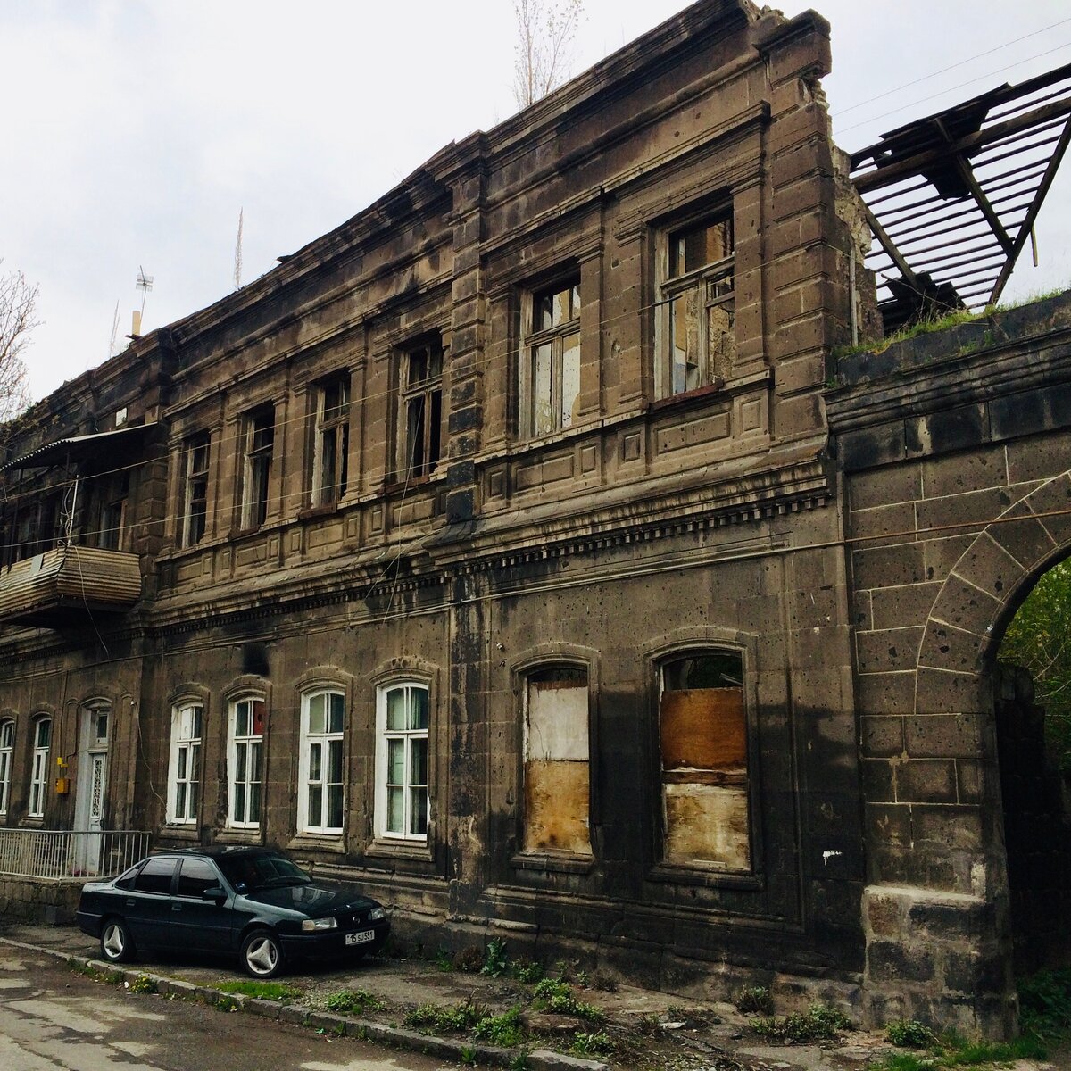 Видно, в какой квартире есть жильцы, а какая пустует