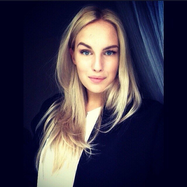 Зато в обычной одежде - модель!