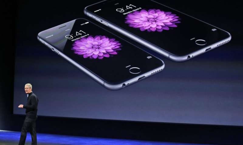 На этой фотографии из файла от 9 марта 2015 года генеральный директор Apple Тим Кук рассказывает об iPhone 6 и iPhone 6 Plus во время мероприятия Apple в Сан-Франциско. Кук создал свое собственное наследие. Он отметит свою девятую годовщину на посту генерального директора Apple в понедельник - в тот же день, когда компания разделит свои акции во второй раз за время его правления. Apple несколько раз терпела неудачи под руководством Кука. В 2017 году он оттолкнул клиентов, намеренно, но незаметно снизив производительность старых iPhone с помощью обновления программного обеспечения, якобы для того, чтобы продлить срок службы стареющих батарей. Однако многие потребители рассматривали это как уловку для увеличения продаж более новых и дорогих iPhone. На фоне шумихи Apple предложила заменить стареющие батареи с большой скидкой; позже он заплатил 500 миллионов долларов для урегулирования коллективного иска по этому поводу. (AP Photo / Эрик Рисберг, 