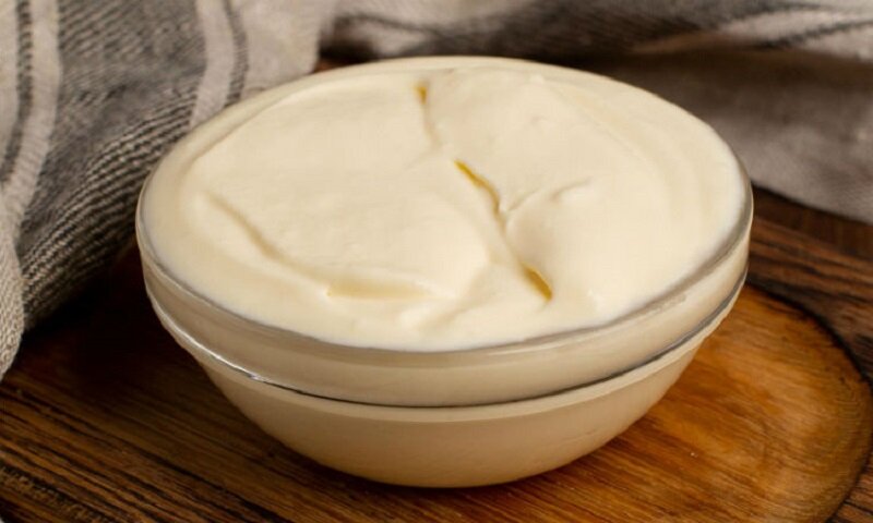 Готовим густую сметану из магазинного молока необычным способом 