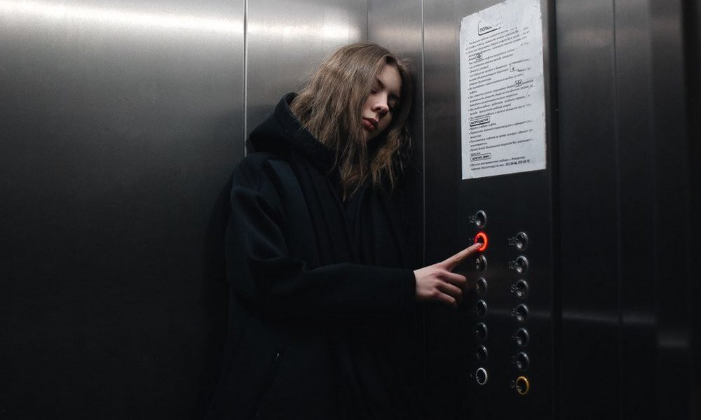 Девушка и лифт