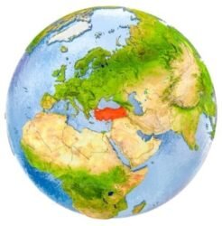 Географическое положение: Турция расположена в очень удобном месте на стыке Запада и Востока. Основная часть страны находится в юго-западной Азии, а самая малая часть (3%) расположена в юго-восточной части Европы. Целых четыре моря омывают это государство: Черное, Эгейское, Средиземное и Мраморное море. Два пролива (Босфор и Дарданеллы) отделяют европейскую часть Турции от азиатской. Общая площадь суши в стране составляет 783,6 тыс. кв. км. Местный ландшафт представлен равниной, окруженной цепью гор на северном, западном и южном направлениях, а на западе горы постепенно снижаются к морю. По территории государства протекает большое количество рек (Сакарья, Кызылырмак и многие другие).