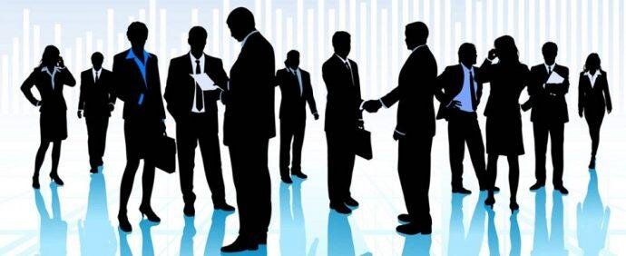 Beden dili iletişim konusunda çok büyük bir role sahiptir, bunu biliyor muydunuz? Diksiyon veya doğru konuşma gibi tekniklerin önemi kadar beden dilinin de önemi vardır. Hatta onlardan daha önemli olduğunu da söyleyebiliriz. Doğru bir iletişim için hepsinin ayrı ayrı yüzdelik oranları olmakla birlikte, durumdan duruma ve kişinin bulunduğu ortama göre de farklılık göstermektedir. Beden dili nedir ve neden önemlidir?; 

