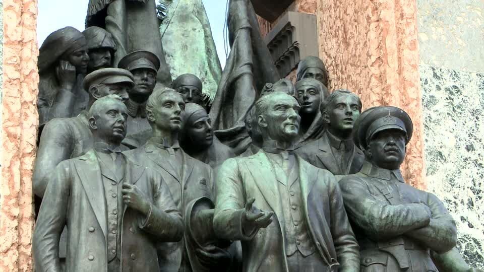 Монумент советско-турецкой дружбе на площади Таксим, Стамбул, Турция