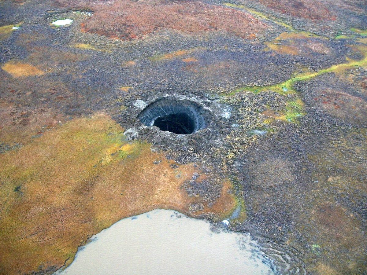 Все началось с обнаружения на Ямале кратера в 2014-м году. Из земли был вспучен холм, высотой до трех метров, а в нем - круглая дыра диаметром 20 метров и глубиной 50 метров.-2
