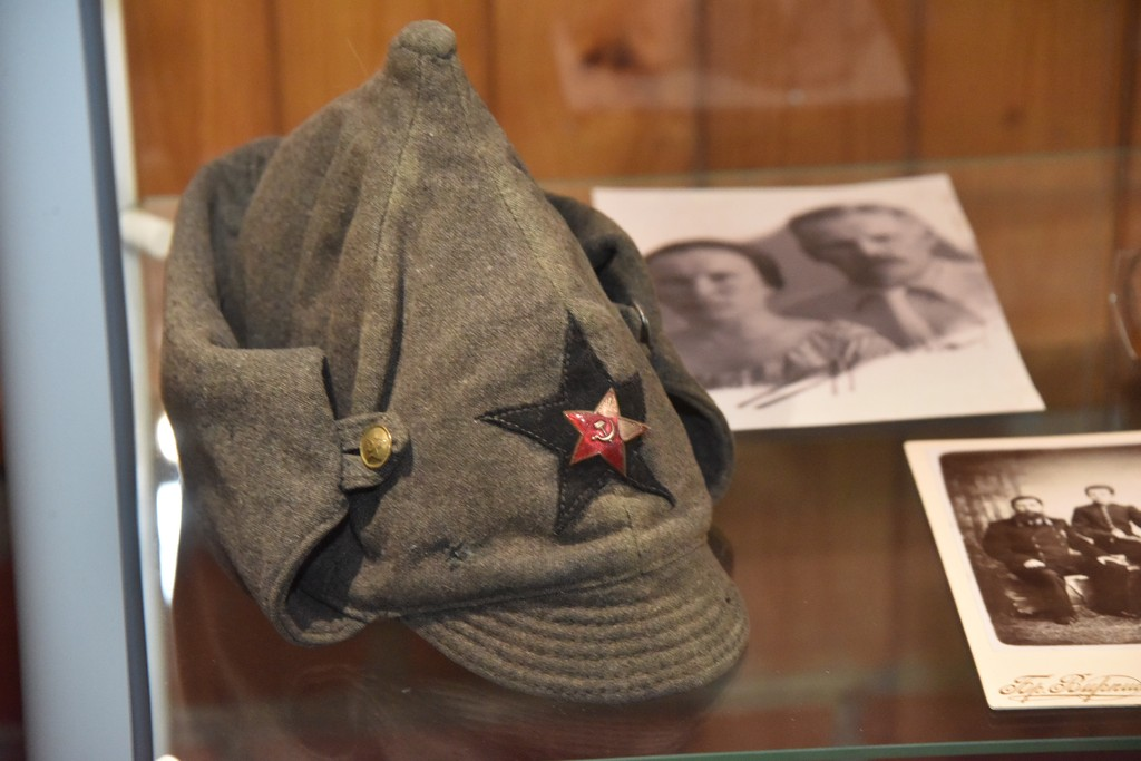 Шапка "Будёновка", шутники называли и "громоотводом", и "выходом для пара". Фото из свободных источников в интернете.