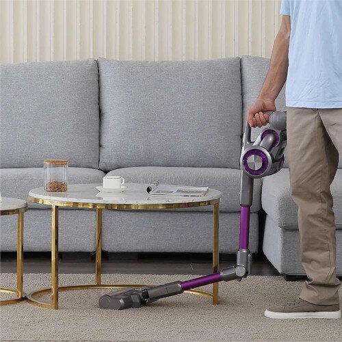 имеет гибкую пластиковую трубку с металлическими элементами