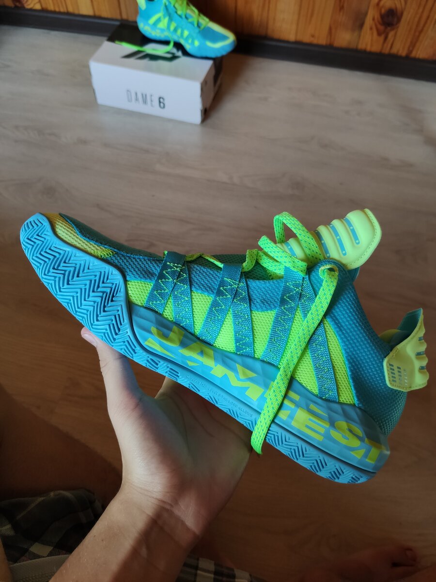 Если говорить о первых пяти парах Лилларда, то многие из них были противоречивыми. Каким-то не хватало безопасности, каким-то амортизации, а некоторым - качества материалов. adidas Dame 6 обещают исправить все недочеты и стать отличной игровой парой.