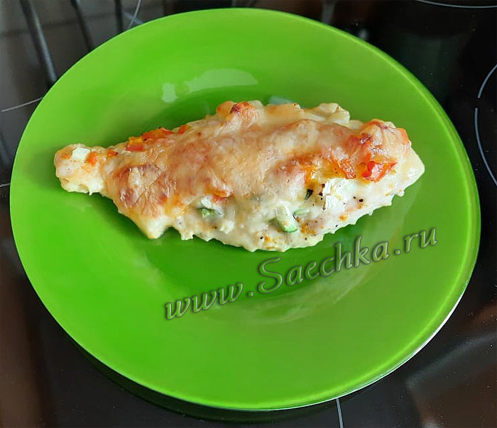Курица с кабачком, помидором и сыром