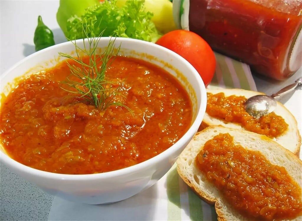 
Этот рецепт отличается от классического тем, что помимо других основных ингредиентов, в блюдо добавляется 1 кг кабачков. Их нужно также измельчить на мясорубке. Полученную смесь, вместе с солью, маслом и другими специями, необходимо протушить на среднем огне в течение 1 часа.