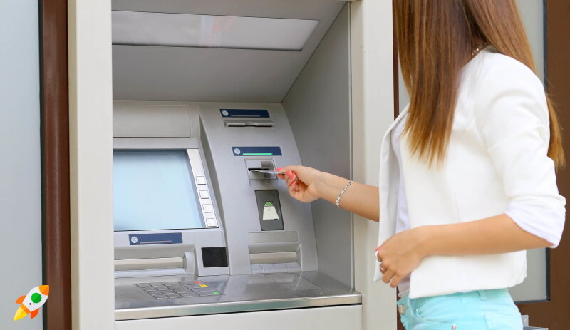 Некоторые банки НЕ взимают комиссию, даже при использовании карточек в сторонней сети.