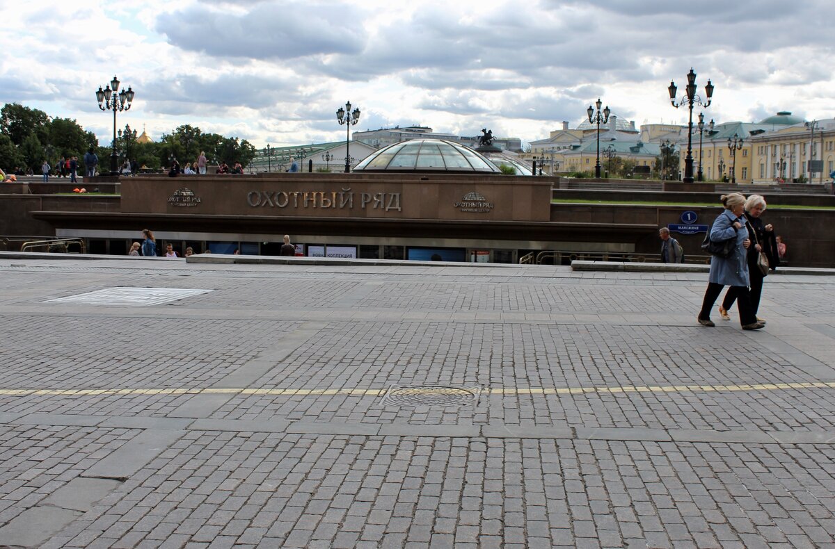 Улица охотный ряд москва. Охотный ряд, Москва, Манежная площадь. Манежная 1990. Охотный ряд 1990. Манежная площадь 1990.