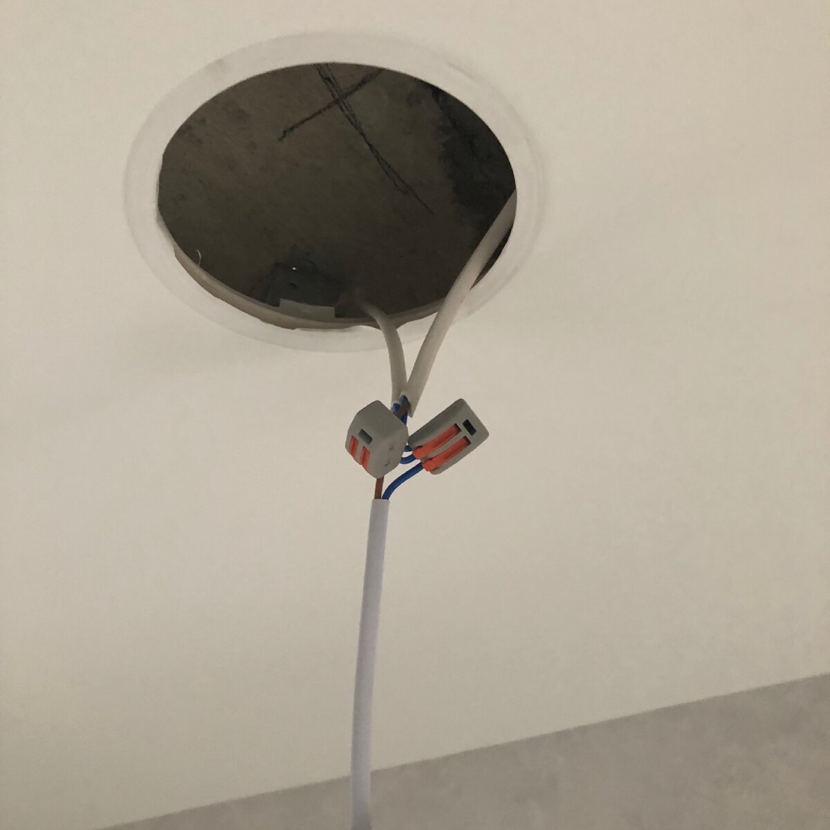 Иногда проблему можно решить, посмотрев на неё с другой стороны. (просто контакт отошел).