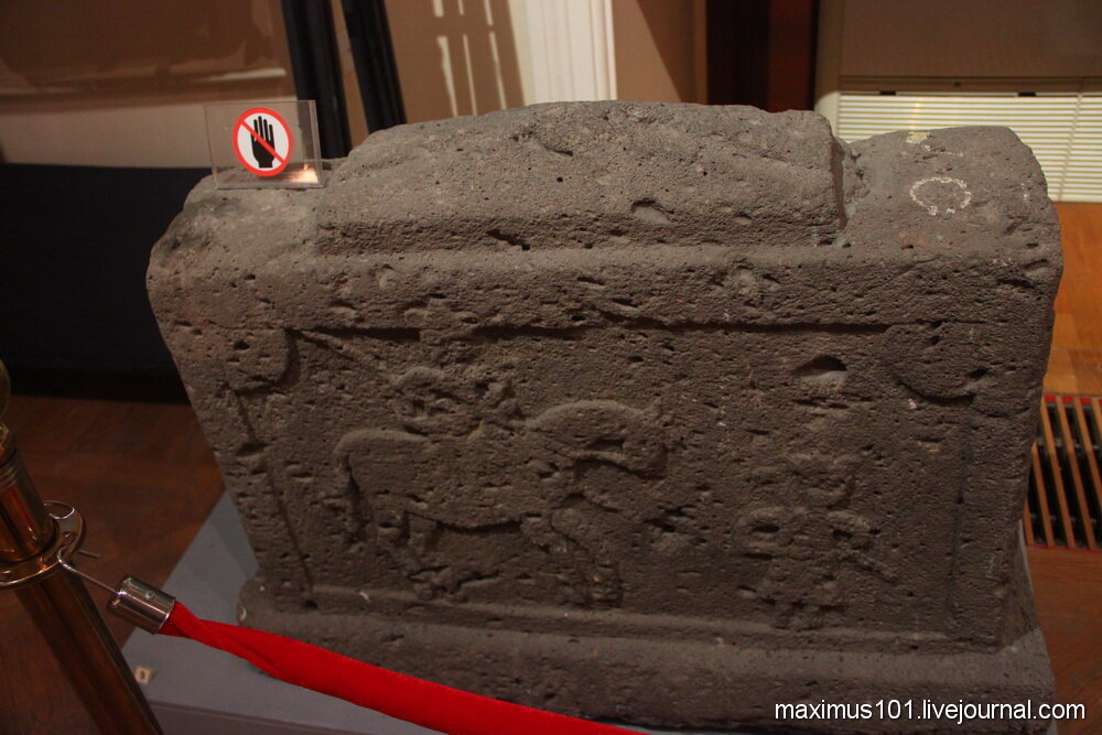 Надгробный камень с изображением всадника и женщины. Фото автора.