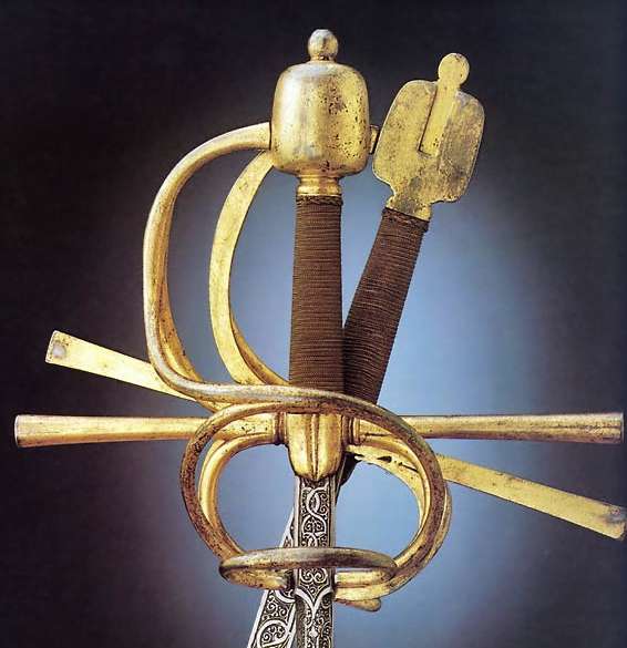Парные рапиры конца XVI века (на головке одной виден паз для соединения).