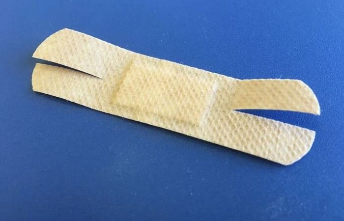 Зачем необходимо надрезать пластырь перед приклеиванием