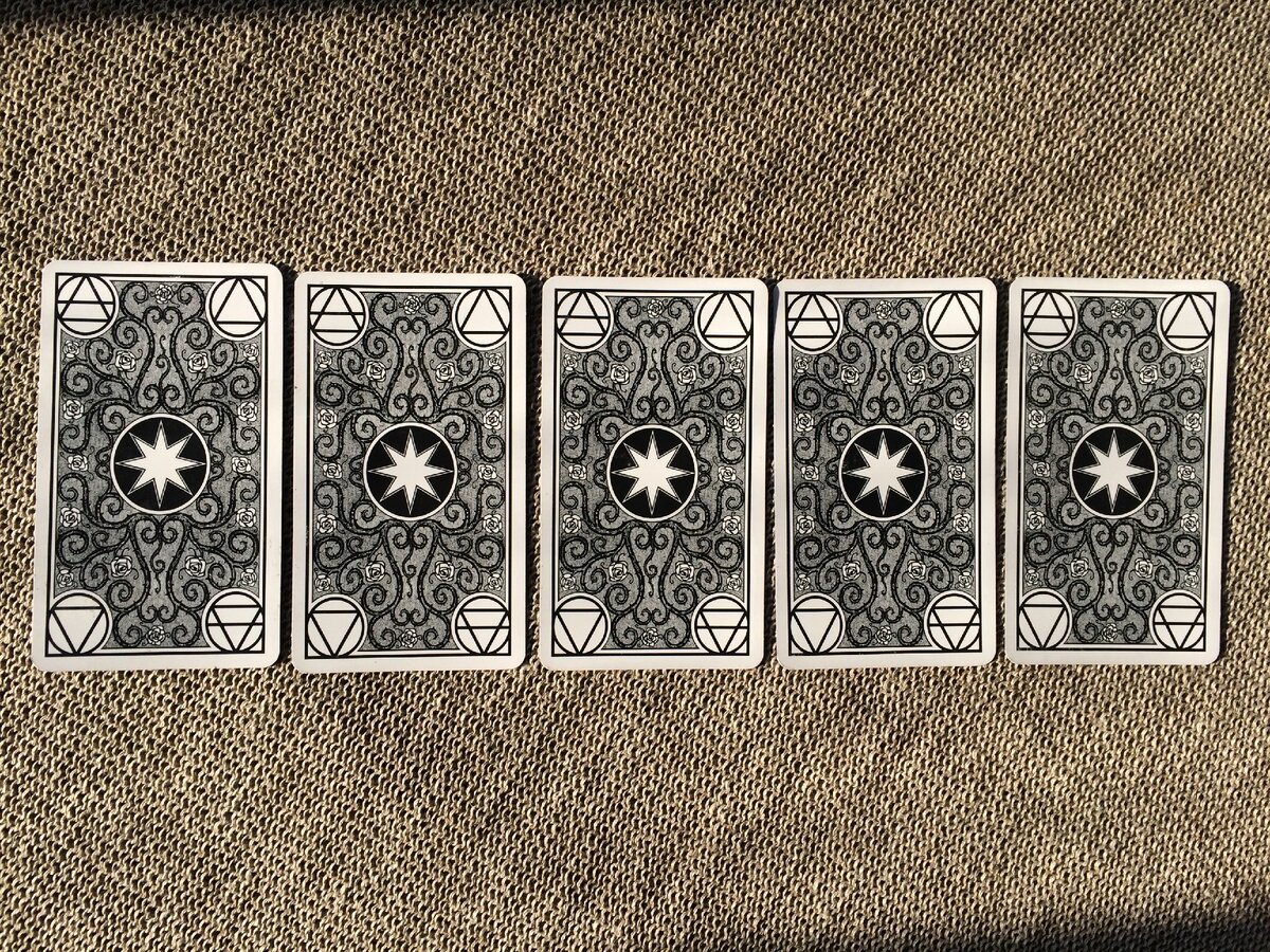 Выберите одну из выложенных карт Таро