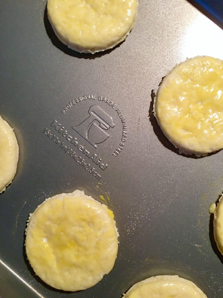 Булочки-Шотландская выпечка 
Lucie Jahelková 11.9.2020 0 комментариев рецепты домашней выпечки, завтрак

Каждый день вы любите улучшать что-то особенное и на этот раз выбор пал на традиционную шотландскую выпечку булочки, которую я приготовила на завтрак, и я верю, что вы меня вдохновите. Выпечка также популярна в Австралии, Великобритании, Америке, Ирландии.
Рецепт несложный, но необходимо соблюдать определенные правила, чтобы так называемая "работа удалась". Давайте сделаем это! 🙂



4_fullsizerender

Ингредиенты (около 5 шт.):

110 г тонкой пшеничной муки или муки
15 г манной крупы сахар
1 чайная ложка разрыхлителя
щепотка соли
25 г холодного сливочного масла нарезать кусочками
75 г / мл холодного молока
одно маленькое взбитое яйцо для потоотделения





Действия:

Обработайте муку, кипящий порошок, соль, сахар и сливочное масло с помощью кухонного комбайна KitchenAid в крошку (используя плоский венчик).



fullsizerender

В полученную крошку влить молоко и обработать в липкое тесто, которое затем переложить на посыпанный мукой рулет и еще немного проработать вручную.

Раскатайте тесто до толщины около 2 см и с помощью стакана вырежьте бигуди. Однако не скручивайте стекло во время резки – тесто может тогда не правильно вытечь до нужной формы во время выпечки.



2_fullsizerender

Подготовленные таким образом лепешки переложить на противень KitchenAid с антипригарной поверхностью, смазать взбитым яйцом и выпекать в духовке, нагретой до 200 градусов, около 10 минут..



3_fullsizerender

Готовую выпечку подают еще тепловатой, а то, что вы не едите, предпочитают замораживать и выпекать перед употреблением в духовке или в тостере. Это так называемое "однодневное тесто", на второй день оно обычно затвердевает и высыхает.

Рекомендую подавать с творогом и вареньем, ну и, конечно же-с хорошим кофе! 🙂