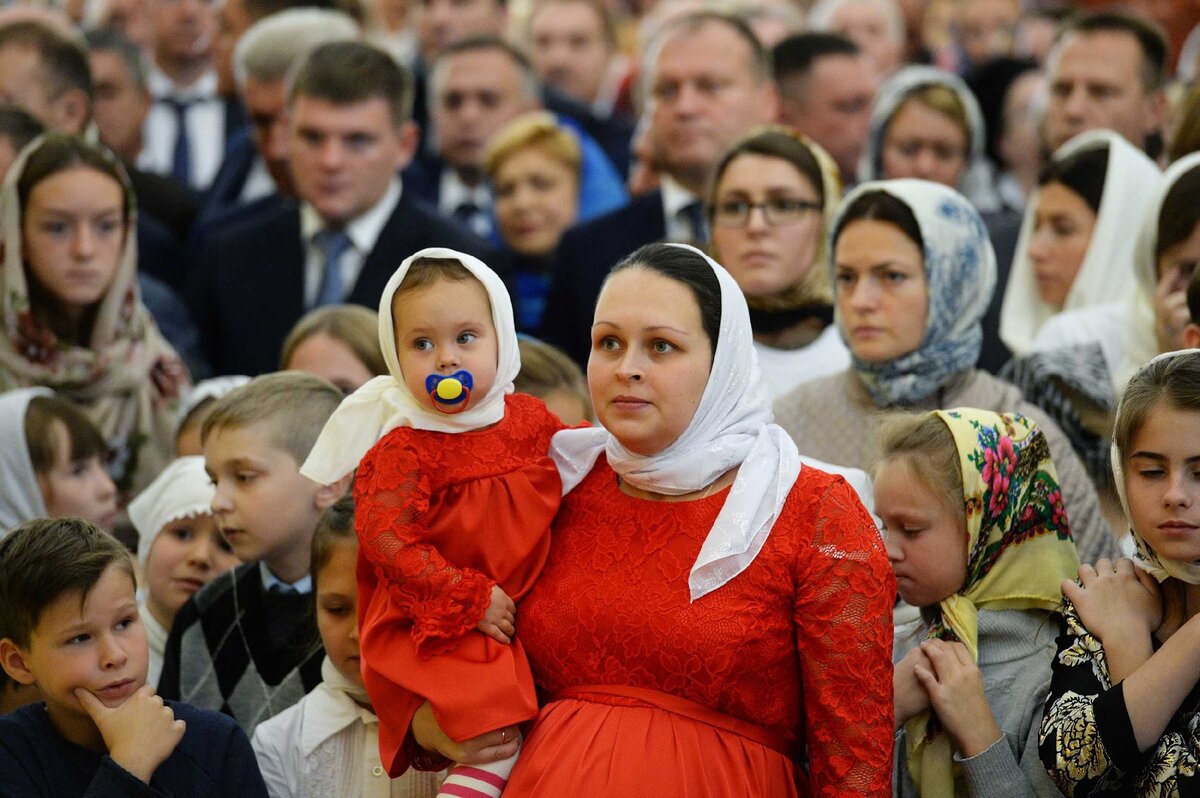 Мать и дитя. Из архива сайта Патриарха Московского и Всея Руси. https://foto.patriarchia.ru/news/patriarshiy-vizit-v-khanty-mansiyskuyu-mitropoliyu-osvyashchenie-khrama-muchenitsy-tatiany-v-kogalyme/
